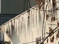 Pericol pe șosele, din cauza gerului extrem. O șoferiță a scăpat la limită după ce o bucată de gheață i-a spart parbrizul