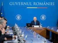 „Cadou” de la „moș” Bolojan pentru buget, nu pentru bugetari. Guvernul pregătește înghețarea salariilor și în 2026 „Cadou” de la „moș” Bolojan pentru buget, nu pentru bugetari. Guvernul pregătește înghețarea salariilor și în 2026