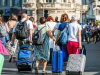 Capitala anunță o nouă taxă pentru turiști. C&acirc;t au reușit să str&acirc;ngă orașe ca Constanța sau Oradea din taxe similare