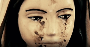 Escrocherie cu lacrimi de sânge : femeia din spatele ‘miracolului’ statuii care plânge, inculpată pentru înșelăciune