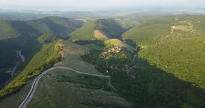 Locurile din Ținutul Pădurenilor care dau fiori. Craterul gigant, satele haiducilor, fosta bază militară secretă