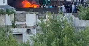 Românii din Irlanda de Nord, victimele violențelor extreme. Li se incendiază casele și afacerile. „Copiii mă întrebau de ce suntem atacați”
