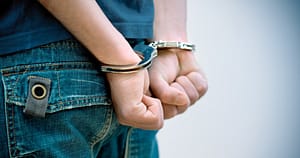 Două persoane au fost arestate după ce au amenințat cu moartea un polițist și un jandarm