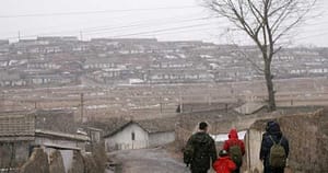 Muncitorii nord-coreeni trimiși în Rusia de Kim Jong-un lucrează în condiții de sclavie modernă. „Lucrează noaptea, pe întuneric, fără echipamente de protecție adecvate“