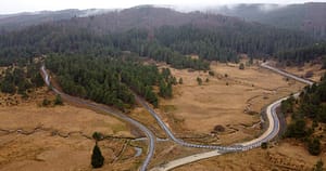 Pista de biciclete în satul cu zece oameni, înconjurat de lupi și urși. Traseul spectaculos din creierii munților dă fiori turiștilor