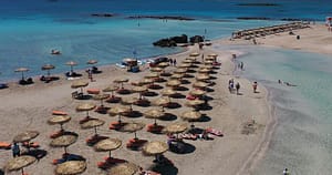 Românii își rezervă deja vacanța din 2026. Sejururi mai scurte, dar cumpărate la ofertă