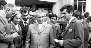 România lui Ceaușescu îi uluia pe occidentali: „Stau la cozi pentru gheare și aripi. Nimeni nu pare să știe unde e restul păsărilor”