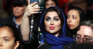 Concerte în aer liber. Dansuri provocatoare în public. Tinerii din Iran conduc o schimbare socială dramatică: „Avem o generație tânără neînfricată”