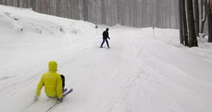 Stațiunea unicat din România, unde drumul închis devine pârtie. În lipsa zăpezii, a primit o nouă utilitate