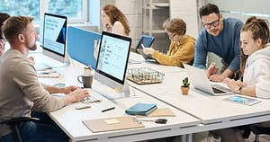 Femeile muncesc dublu, dar câștigă mai puțin. România, codașă în Europa la egalitate de gen