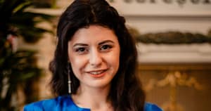 „Teatrul, o experiență necesară pentru cei care vor să aibă acces la cunoaștere și să ajungă la esența lucrurilor”. INTERVIU cu regizoarea și autoarea Monica Pop