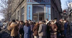 „Dieta” comunistă: cum a modelat regimul silueta românilor. Meniul anilor ’80, între „adidași de porc” și gusturile lui Ceaușescu