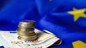 Comisarul european pentru buget: Mecanismul de condiţionalitate care permite suspendarea fondurilor UE va fi menţinut