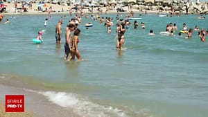 Weekend aglomerat pe litoral. Peste 100.000 de români caută răcoarea în valurile Mării Negre. „Mai frumos ca în Ibiza”