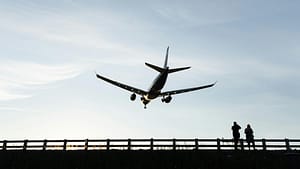 Video: Panică într-un avion rusesc de pasageri după ce au început să se desprindă bucăţi din capota unui motor