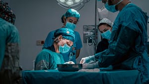 Operația de hernie: durată, recuperare și avantajele chirurgiei robotice. Aflăm totul de la Dr. Teodor Buliga (SANADOR)