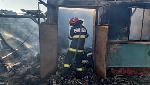 O femeie a murit carbonizată după ce locuința i-a fost cuprinsă de flăcări