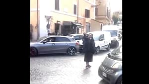 Emilia Jitaru, călugărița din România ce a devenit virală la Roma. Dirijează traficul ca un polițist adevărat (VIDEO)