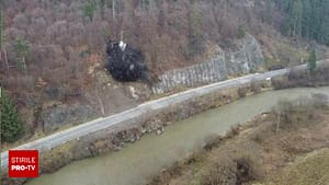Stâncă de 200 de tone, detonată controlat pe Valea Mureșului. Exista riscul să se prăbușească de pe versant
