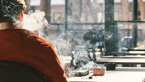 O treime dintre adolescenții din Țările de Jos se trezesc noaptea pentru a fuma. Câți tineri au ajuns în comă de la nicotină