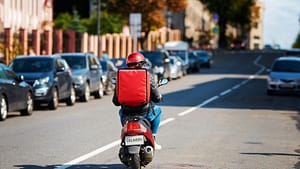 Un bărbat s-a deghizat în livrator de mâncare şi a intrat într-o locuinţă din Cluj-Napoca. Ce a urmat