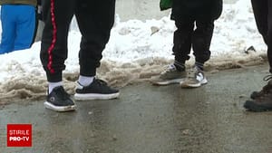 Val de accidentări la munte. Turiștii, încălțați cu adidași pe pârtii: „Avem două, trei perechi de ciorapi”