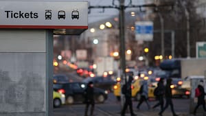 Cum vor circula autobuzele și trenurile de Revelion. Programul integral pentru noaptea dintre ani