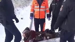 Un bărbat din Arad, găsit pe calea ferată, în stare de hipotermie