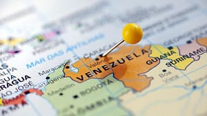 Lumea arde, barilul scade: Paradoxul care rescrie regulile energiei odată cu atacul asupra Venezuelei