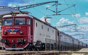 VIDEO Inconștiență maximă! Un bărbat, la un pas să fie spulberat de tren / Compania CFR avertizează asupra nerespectării regulilor