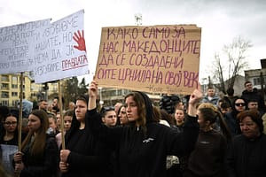 VIDEO Macedonia de Nord: Mii de oameni au denunțat în stradă corupția generalizată, după incendiul dintr-un club soldat cu zeci de morți