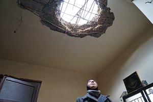 CORESPONDENȚĂ DIN LIBAN: „Ruinele duhnesc a moarte, nu știm dacă sunt animale, oameni ori frigidere cu carne stricată”. Viața printre dărâmăturile unui sat bombardat de Israel