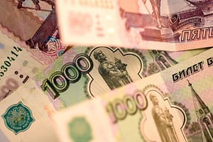 Revenirea lui Donald Trump a întărit rubla rusească. Record pe șase luni în contextul discuțiilor SUA-Rusia din Arabia Saudită