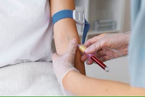 Revoluție în oncologie! Testul care depistează 12 tipuri de cancer înainte de simptome cu doar 10 picături de sânge