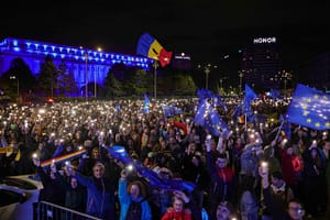 Mobilizare fără precedent: Zeci de mii de oameni în București la cel mai mare miting pro-european al ultimilor ani / „Niet, Kremlin. Yes, Europe” la Timișoara / Piața Victoriei plină de luminile telefoanelor – VIDEO