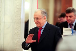 Tratament personalizat. Iliescu are cancer pulmonar. De ce medicina nu mai întreabă „câți ani ai?”, ci „ce mutație ai?”