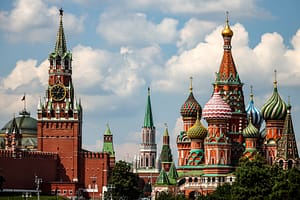 Aeroporturile din Moscova, închise temporar după atacurile cu sute de drone lansate de Ucraina