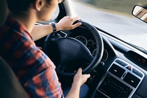 Noi reguli pentru șoferi: Minimum doi oameni într-o mașină și taxe zilnice. Peste 1,1 milioane de români sunt vizați de propuneri