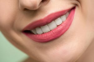 De ce visezi că-ți cad dinții? Știința îți dezvăluie adevărul ascuns din coșmarurile tale