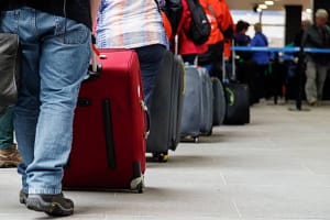 Criză pe aeroporturile din Europa: Întârzieri și zboruri anulate din cauza unui atac cibernetic