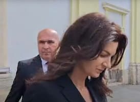 Partenera lui Ilie Bolojan a întors toate privirile! A apărut îmbrăcată aşa la un priveghi, toţi s-au uitat la Ioana. Foto