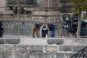 Greșelile făcute de hoții de la Luvru. Ce au găsit anchetatorii în cazul spectaculosului jaf de bijuterii