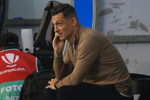 Mirel Rădoi „a luat foc” în timpul meciului, apoi a avut o cerere inedită în conferință: „Dați-le cartonaşe jucătorilor mei! Nu vor mai fi nici în lot”