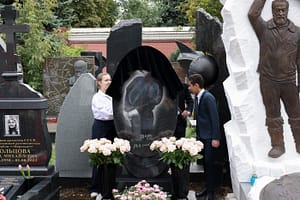 Un oficial rus, ținta unui asasinat într-un cimitir din Moscova, susține FSB. O vază-capcană, folosită în presupusul atentat