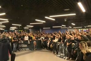 Ultrașii rivalei au invadat aeroportul din Belgrad înainte de Steaua Roșie -l întoarcă din drum!