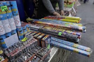 Doi frați de 8 și 10 ani fost grav răniți după ce s-au jucat cu o petardă. Au suferit leziuni în urma exploziei