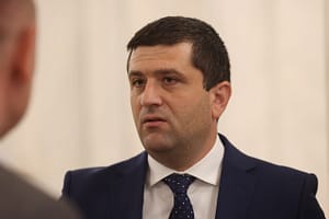 După ce s-a certat cu patronii ANAT, ministrul Economiei schimbă condițiile de acordare a ajutoarelor pentru participarea firmelor la târgurile de turism: „De la «primul venit» la «cel mai potrivit»”