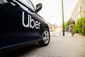 Uber – obligată în România la plata de drepturi de autor pentru muzica din mașină