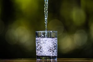 SURPRIZĂ Apă gratuită în metrou, aeroport, gări. Toate instituțiile publice, de la școli, spitale, până la ANAF, primării, judecătorii, gări și autogări – obligate să asigure apă potabilă prin dozatoare certificate – nou proiect