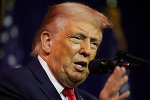 Trump organizează lupte MMA la Casa Albă pentru a-şi serba cei 80 de ani: Macron schimbă agenda summitul G7